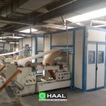 Obudowy akustyczne maszyn papierniczych w zakładzie produkcyjnym