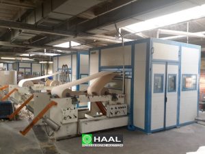 Obudowy akustyczne maszyn papierniczych w zakładzie produkcyjnym