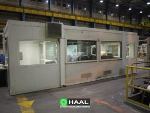 Kabina operatorska z przedsionkiem akustycznym na hali produkcyjnej